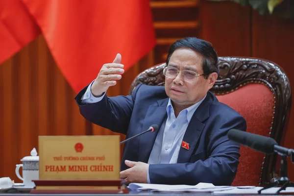 Thủ tướng Phạm Minh Chính chủ trì cuộc họp với các bộ ngành, đơn vị liên quan để rà soát việc triển khai các dự án đường sắt kết nối với Trung Quốc - Ảnh: VGP/Nhật Bắc