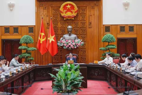 Thủ tướng nhấn mạnh, các bộ ngành phải triển khai công việc khẩn trương, nghiêm túc, khoa học, trên cơ sở chức năng, nhiệm vụ, quyền hạn của mình - Ảnh: VGP/Nhật Bắc
