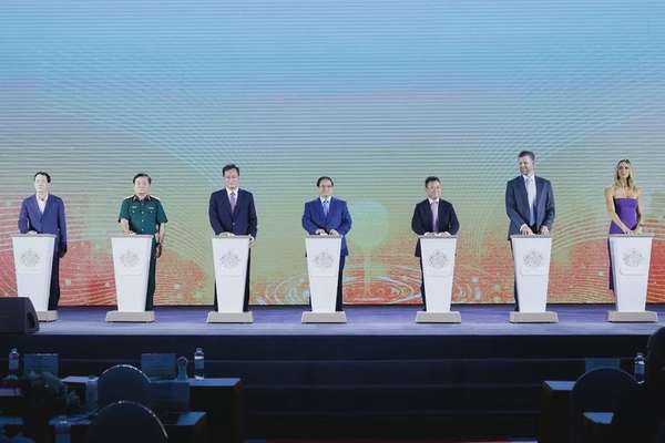 Thủ tướng và các đại biểu thực hiện nghi thức khởi công dự án Trump International Hưng Yên - Ảnh: VGP/Nhật Bắc