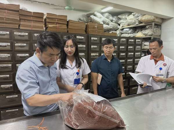 TS Trần Minh Ngọc - Phó Cục trưởng Cục Quản lý Y, Dược học cổ truyền - Trưởng đoàn kiểm tra của Cục Quản lý Y, Dược học cổ truyền kiểm tra tại Bệnh viện đa khoa y học cổ truyền Hà Nội chiều 21/5.