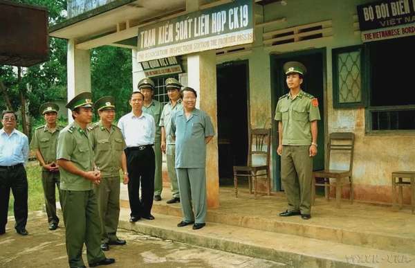 Đồng chí Trần Đức Lương - nhà lãnh đạo hết lòng phục vụ sự nghiệp cách mạng Đồng chí Trần Đức Lương nhà lãnh đạo hết lòng phục vụ sự nghiệp cách mạng