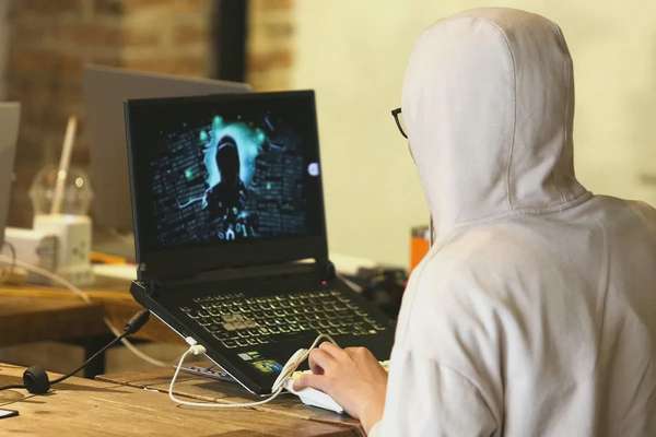 Nam sinh bị lừa 500 triệu vì tin lời kẻ giả mạo công an, đọc 'lệnh bắt online'