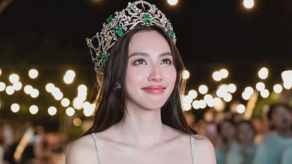 Hoa hậu Thùy Tiên (phải) nghe cảnh sát đọc lệnh khởi tố, bắt tạm giam, ngày 19/5. Ảnh: Bộ Công an