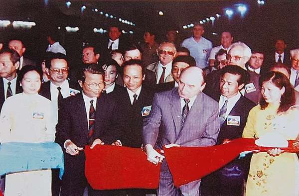 Phó Thủ tướng Trần Đức Lương (hàng đầu, thứ hai từ trái sang) cắt băng khởi động tổ máy số 8 Thủy điện Hòa Bình (năm 1994). Nguồn: Sách Hòa Bình – Ánh điện không bao giờ tắt