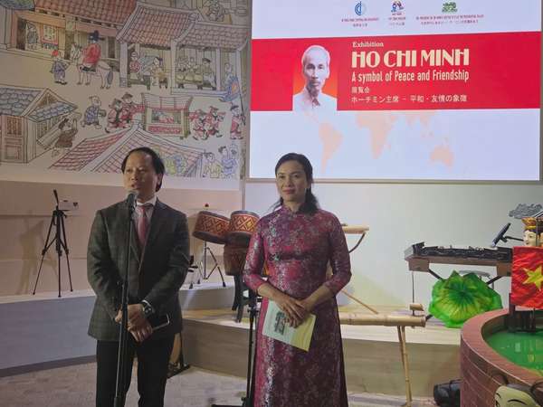 Ông Trần Nhất Hoàng, Phó Tổng đại diện Việt Nam tại EXPO 2025 và bà Lê Thị Phượng, Giám đốc Khu di tích Chủ tịch Hồ Chí Minh tại Phủ Chủ tịch phát biểu tại sự kiện.
