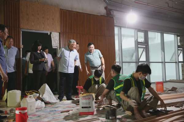 Phó Thủ tướng Thường trực Chính phủ Nguyễn Hòa Bình nghe báo cáo tại Dự án cơ sở 2 BV Việt Đức - Ảnh: VGP/Nguyễn Hoàng