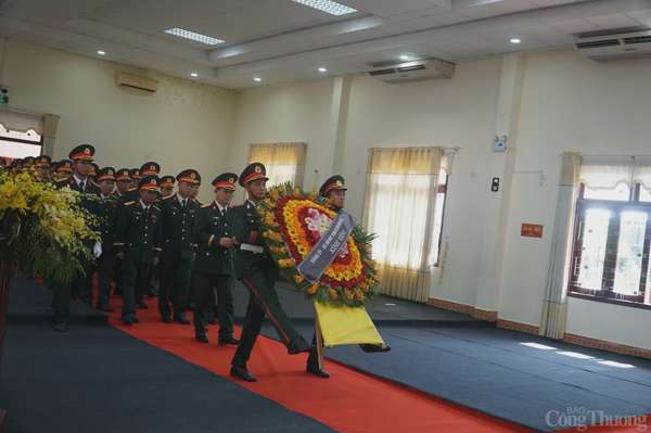 Đoàn Đảng ủy, Bộ Chỉ huy quân sự tỉnh Quảng Ngãi vào viếng