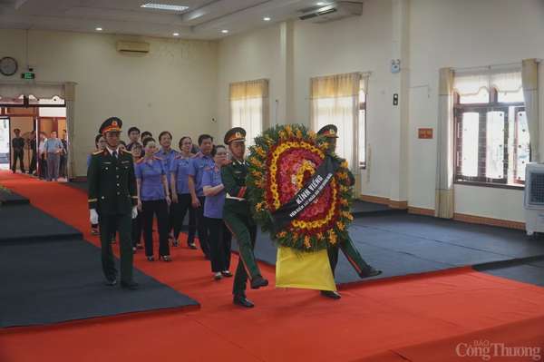 Đoàn Viện kiểm sát tỉnh Quảng Ngãi vào viếng đồng chí Trần Đức Lương
