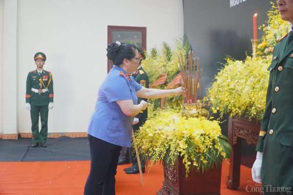 Dâng hương viếng đồng chí Trần Đức Lương