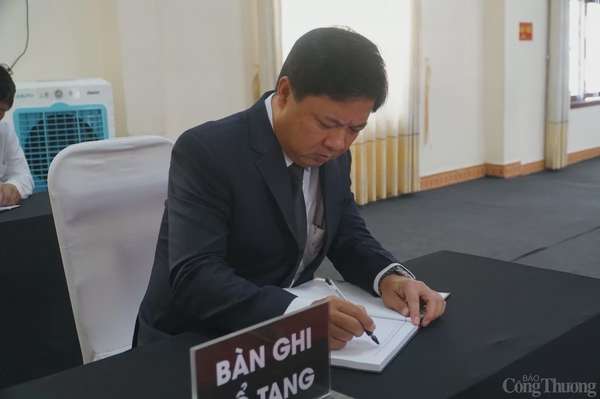 Bí thư Tỉnh ủy Quảng Nam Lương Nguyễn Minh Triết xúc động  viết sổ tang