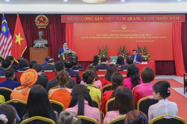 Thủ tướng biểu dương những nỗ lực của tập thể cán bộ, nhân viên Đại sứ quán đã khắc phục khó khăn, hoàn thành tốt các nhiệm vụ được giao phó; đề nghị tiếp tục quan tâm, làm tốt hơn nữa công tác người Việt Nam ở nước ngoài. Đại sứ quán và cộng đồng phải là điểm tựa cho đồng bào xa xứ, nhất là trong những lúc khó khăn, hoạn nạn. - Ảnh: VGP/Nhật Bắc
