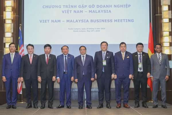 Thủ tướng nhấn mạnh tinh thần "3 cùng" gồm: Cùng lắng nghe và thấu hiểu giữa doanh nghiệp với Nhà nước và người dân; cùng chia sẻ tầm nhìn và hành động để hợp tác, hỗ trợ nhau cùng phát triển nhanh và bền vững; cùng làm, cùng thắng, cùng hưởng, cùng phát triển; cùng chung niềm vui, hạnh phúc và sự tự hào - Ảnh: VGP/Nhật Bắc
