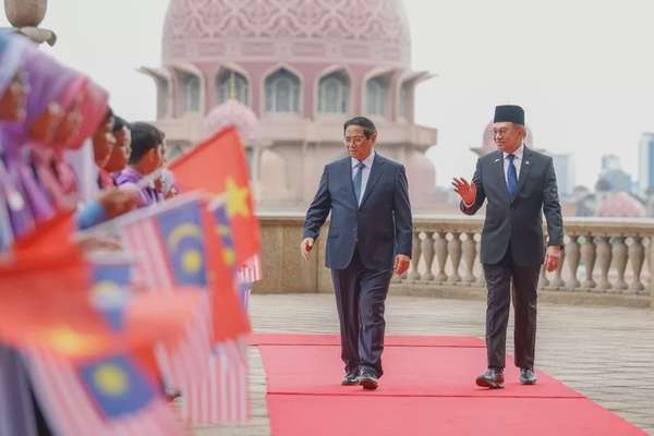 Đây là chuyến thăm đầu tiên của Thủ tướng Chính phủ Việt Nam đến Malaysia sau 10 năm và là chuyến thăm Malaysia đầu tiên của lãnh đạo chủ chốt Việt Nam sau khi hai nước nâng cấp quan hệ lên Đối tác Chiến lược toàn diện vào tháng 11/2024 - Ảnh: VGP/Nhật Bắc