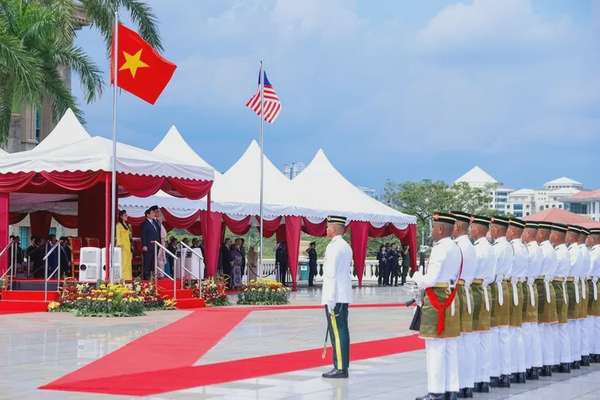 Khi hai Thủ tướng và hai Phu nhân đứng vào vị trí danh dự, dưới quốc kỳ hai nước, quân nhạc cử quốc thiều hai nước - Ảnh: VGP/Nhật Bắc