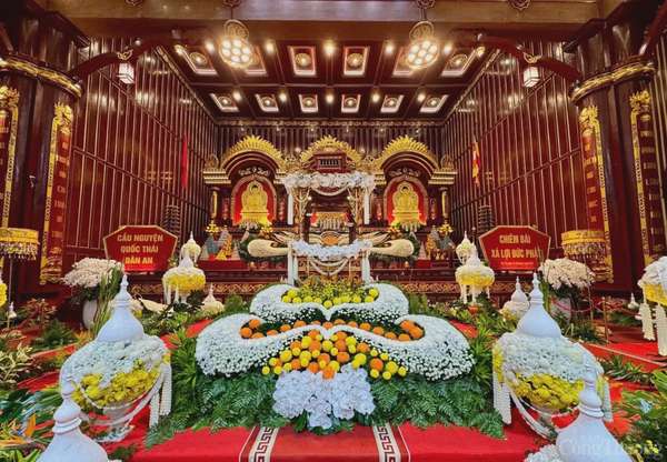 Quảng Ninh: Hàng vạn người cung rước và chiêm bái xá lợi Đức Phật