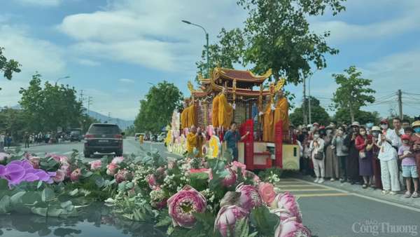 Quảng Ninh: Hàng vạn người cung rước và chiêm bái xá lợi Đức Phật