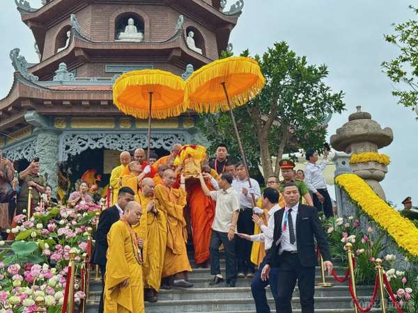 Quảng Ninh: Hàng vạn người cung rước và chiêm bái xá lợi Đức Phật