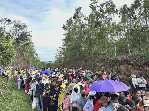 Quảng Ninh: Hàng vạn người cung rước và chiêm bái xá lợi Đức Phật