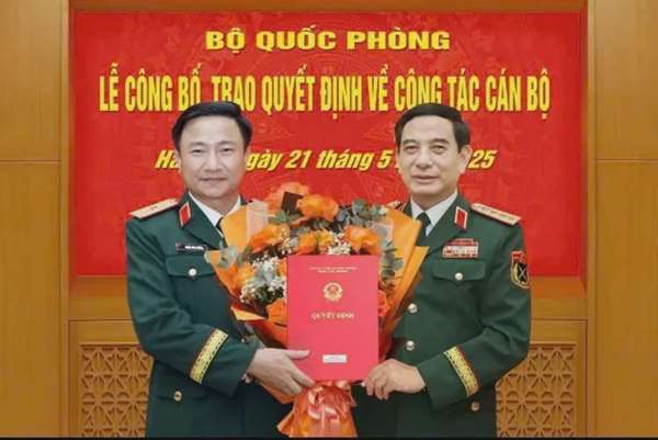 Đại tướng Phan Văn Giang - Bộ trưởng Bộ Quốc phòng trao quyết định của Thủ tướng Chính phủ bổ nhiệm Thiếu tướng Đoàn Xuân Bường - Phó Chính ủy Quân khu 4 - giữ chức Chính ủy Quân khu 4. Ảnh: Ngọc Lê