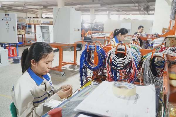 Với gần 1 triệu doanh nghiệp và hơn 5 triệu hộ kinh doanh hoạt động trong nền kinh tế, kinh tế tư nhân đóng góp khoảng 50% GDP