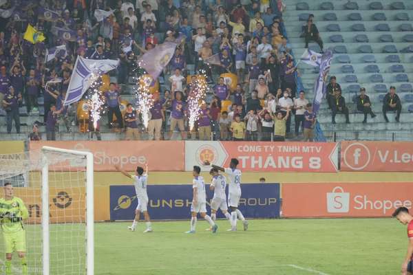 Với tình thế đó, cầu thủ Tuấn Hải của Hà Nội FC đã lập công ngay cuối hiệp 1. Tỷ số trận đấu khi kết thúc hiệp 1 là 1-0 nghiêng về Hà Nội FC.