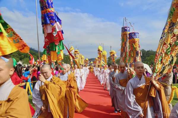 Quảng Ninh: Hơn 650.000 lượt người chiêm bái xá lợi Đức Phật tại Yên Tử Quảng Ninh: Hơn 650.000 lượt người chiêm bái xá lợi Đức Phật tại Yên Tử