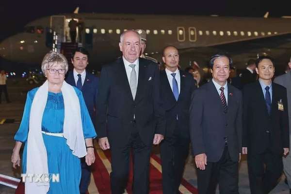 Tổng thống Hungary đến Hà Nội, bắt đầu thăm chính thức Việt Nam