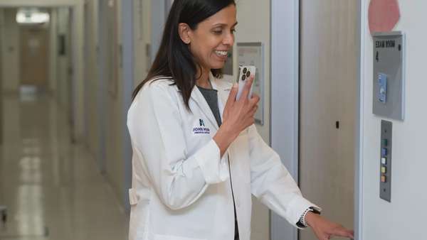Bác sĩ Priti Patel, Giám đốc Thông tin Y tế Lâm sàng (CMIO) tại John Muir Health, sử dụng Ambience trước khi bắt đầu buổi khám với bệnh nhân.