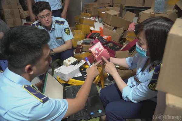 Hà Nội: Đột kích kho nước hoa khủng không rõ nguồn gốc