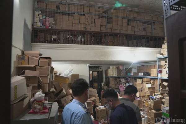 Đột kích kho hàng nước hoa khủng không rõ nguồn gốc Hà Nội: Đột kích kho nước hoa khủng không rõ nguồn gốc
