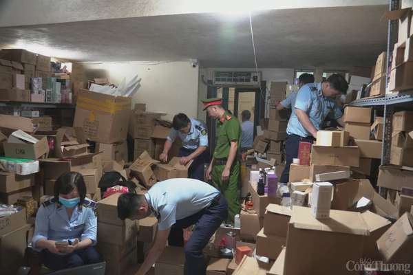 Đột kích kho hàng nước hoa khủng không rõ nguồn gốc Hà Nội: Đột kích kho nước hoa khủng không rõ nguồn gốc
