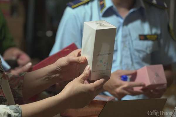Đột kích kho hàng nước hoa khủng không rõ nguồn gốc Hà Nội: Đột kích kho nước hoa khủng không rõ nguồn gốc