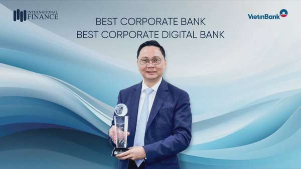 Ông Nguyễn Thanh Tùng Giám đốc Khối KHDN VietinBank nhận giải thưởng