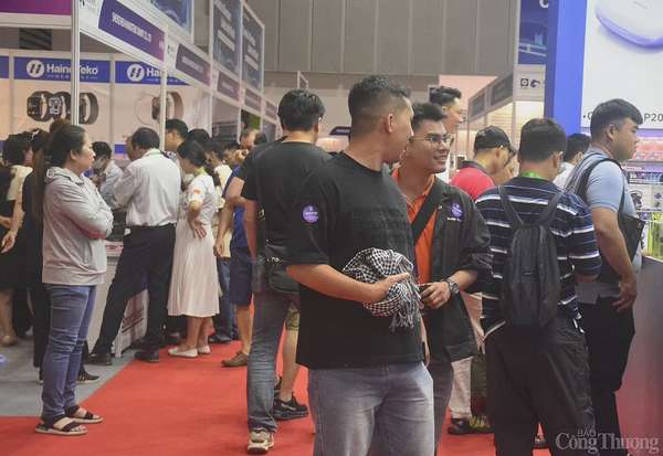 Triển lãm IEAE 2025 thu hút đông đảo người tiêu dùng tại Triển lãm IEAE 2025 thu hút hàng nghìn người tham dự