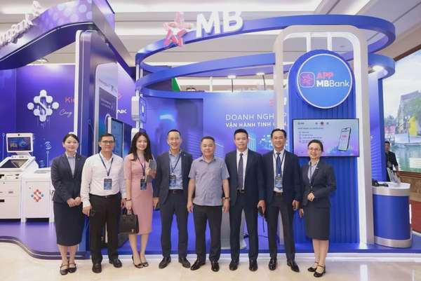 MB đón Thủ tướng tham quan không gian công nghệ trong Sự kiện Chuyển đổi số 2025