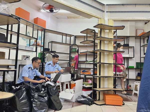 Đột kích Saigon Square, thu giữ hàng ngàn túi, đồng hồ giả