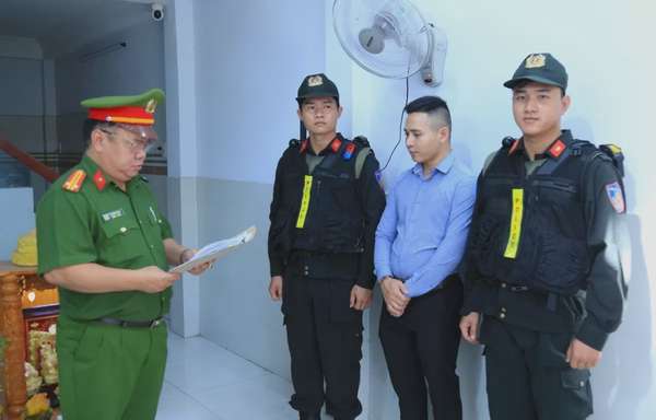 Cơ quan CSĐT Công an tỉnh đọc lệnh bắt đối tượng Mai Xuân Tưởng. Ảnh: C.A Đồng Nai