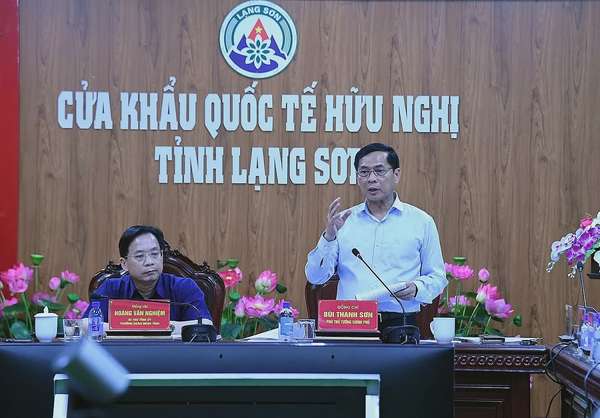 Phó Thủ tướng Bùi Thanh Sơn làm việc với tỉnh Lạng Sơn về chống buôn lậu, gian lận thương mại và hàng giả chiều 30/5. Ảnh: VGP/Hải Minh