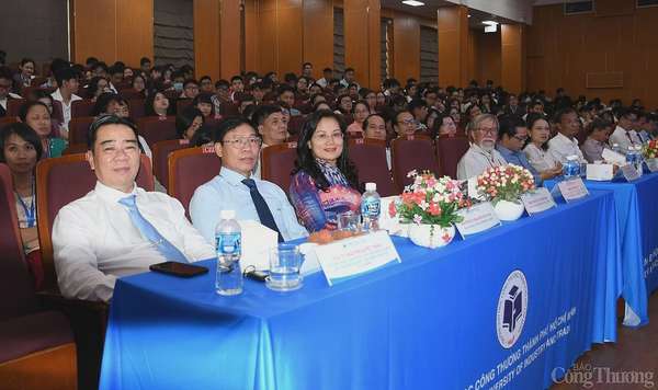 HUIT trao 5 giải Nhất sinh viên nghiên cứu khoa học