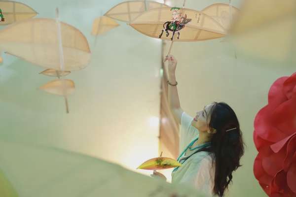Khu vực trưng bày diều tranh Đông Hồ được bố trí theo dạng sắp đặt mở, tạo điều kiện cho khách tham quan dễ dàng chụp ảnh từ nhiều góc độ.