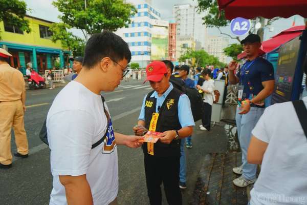 Nhiều người dân, du khách có vé vào khán đài cũng đi sớm để có thể tìm vị trí ngồi thoải mái nhất.