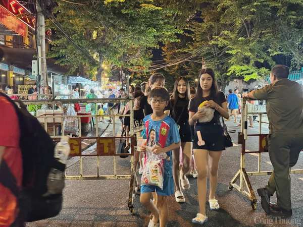 Nhiều đoạn đường Trần Hưng Đạo được phân luồng cấm các phương tiện lưu thông để người dân đi bộ vào khán đài hoặc vào khu vực dọc ven sông.