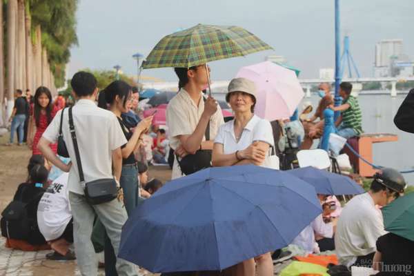 Mặc dù đến 20h00 chương trình mới chính thức khai mạc, và khoảng 20h30 mới chính thức trình diễn màn pháo hoa đầu tiên, tuy nhiên, ngay từ chiều 31/5, hàng nghìn người dân, du khách đã đổ về hai bên bờ sông Hàn để có vị trí đẹp miễn phí để xem những màn trình diễn pháo hoa rực rỡ.