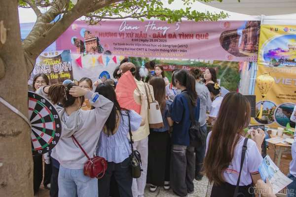 Các gian hàng triển lãm mô phỏng thu hút rất đông sinh viên đến tham quan