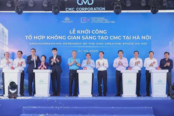 Thủ tướng Phạm Minh Chính và các đại biểu thực hiện nghi thức khởi công Tổ hợp không gian sáng tạo CMC - Ảnh: VGP/Nhật Bắc