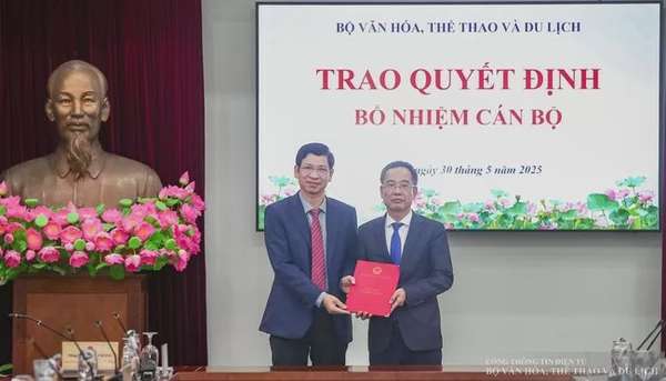 Thứ trưởng Hồ An Phong trao quyết định tiếp nhận và bổ nhiệm ông Nguyễn Văn Hiếu