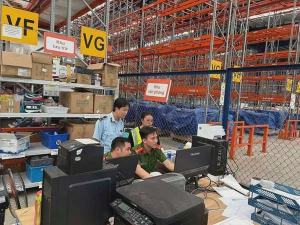 Quản lý thị trường kiểm tra kho hàng ‘bí ẩn’ tại Bắc