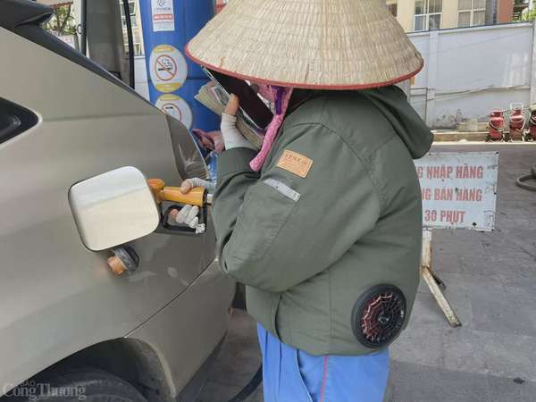 Áo điều hòa hút khách, tiểu thương đua nhau 'hốt bạc'