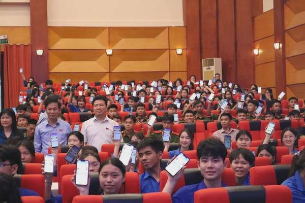 Thanh niên sôi nổi tham gia cuộc thi tìm hiểu Quốc hội trên nền tảng số