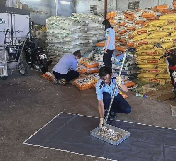 Lực lượng Quản lý thị trường tỉnh Sóc Trăng tiến hành kiểm tra vật tư nông nghiệp trên địa bàn. Ảnh: Chi cục Quản lý thị trường tỉnh Sóc Trăng